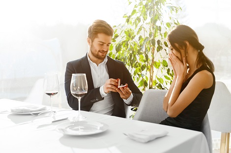 Kastingda korikdan otayotgan yalangoch qizlar suratlari